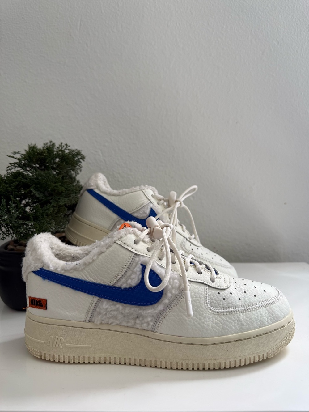 Nike Air for 1’07 low Sherpa fleece women size 8 Cream Sneakers with Blue - Picture 2 of 9